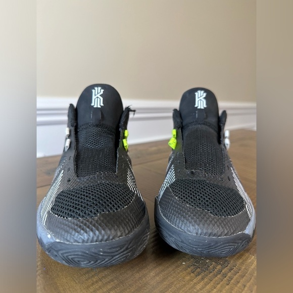 Nike size 5 Kyrie Flytrap V 5 Black White Cool Grey Volt Youth Kids Boys size 5 - Picture 9 of 12